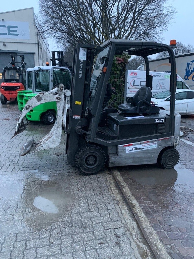 NISSAN QX2-25